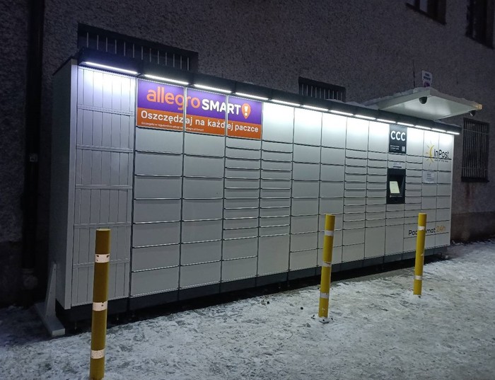 Paczkomat SZC78M Na parkingu sklepu Żabka