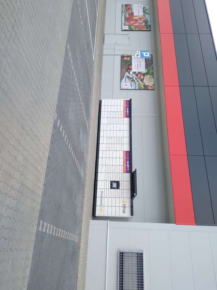 Paczkomat SZC81M Na parkingu sklepu Kaufland