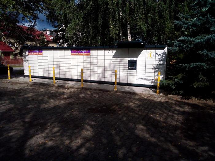 Parcel Locker SZC82M Przy wjeździe na parking
