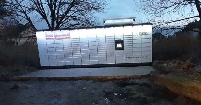 Paczkomat SZC83M Na tyłach budynku handlowego