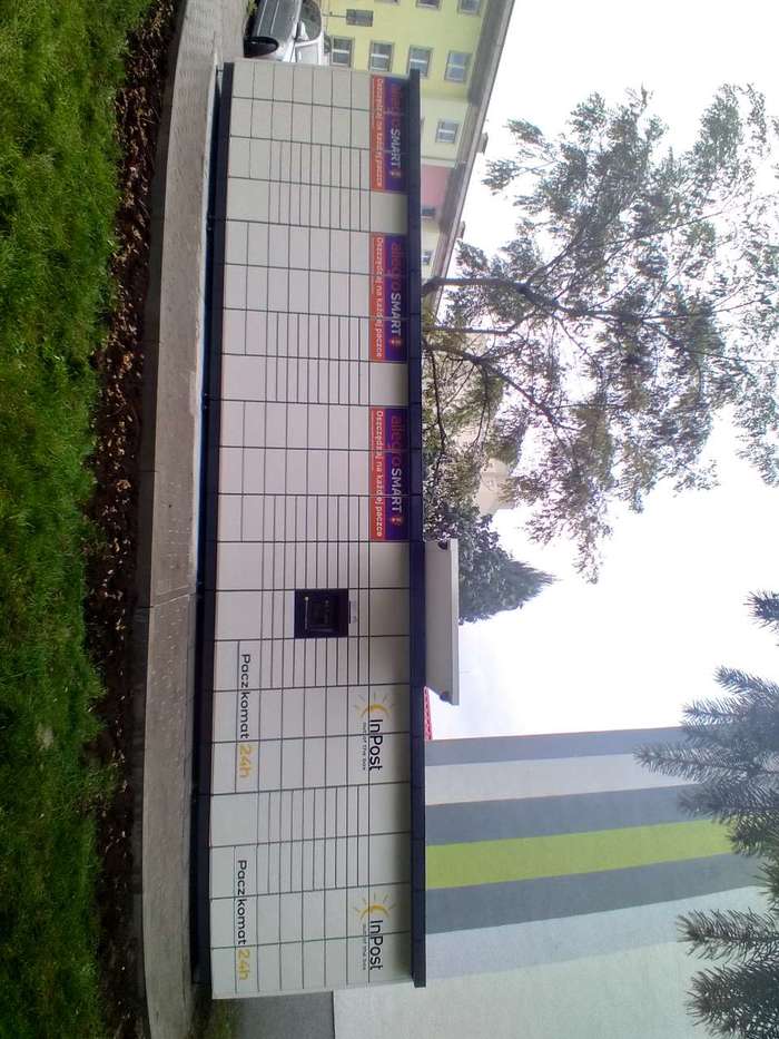 Paczkomat SZC84M Przy budynku mieszkalnym