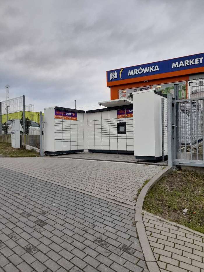 Paczkomat SZC91M W bramie sklepu MRÓWKA