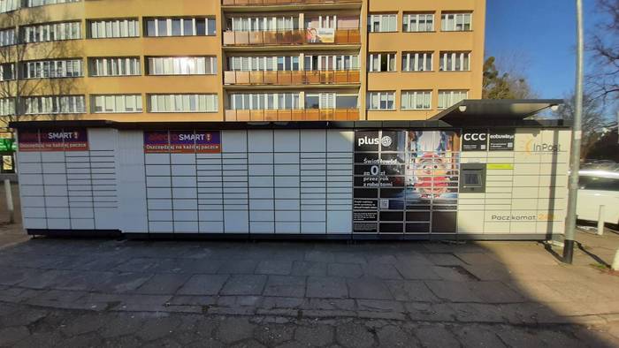 Paczkomat SZC95M Na parkingu sklepu KRYSTAL