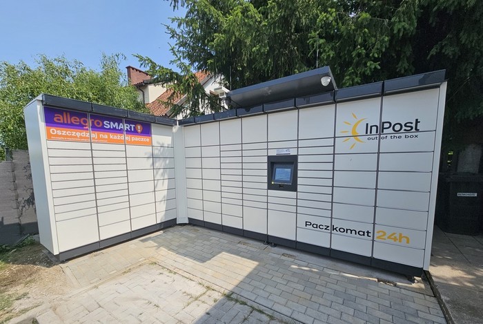 Paczkomat SZCZ01M przy sklepie spożywczym