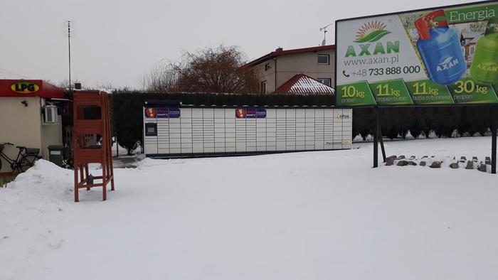 Paczkomat SZD01M Na parkingu stacji LPG