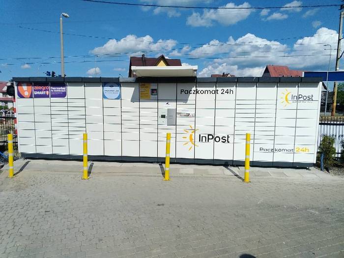 Paczkomat SZF01N na parkingu przy sklepie spożywczym