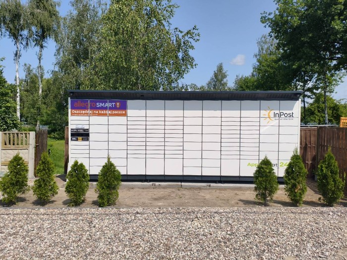 Paczkomat SZLE01BAPP Na parkingu