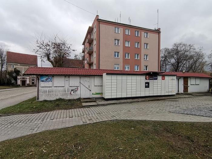 Paczkomat SZP02M obok sklepu Hydro-Eco