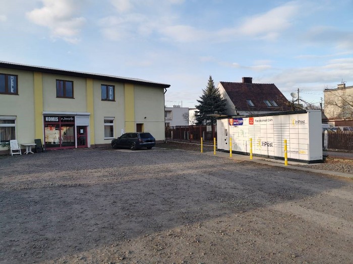 Поштомат SZP02ML Na parkingu komisu meblowego
