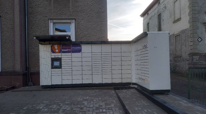 Paczkomat SZP04M na parkingu przed budynkiem