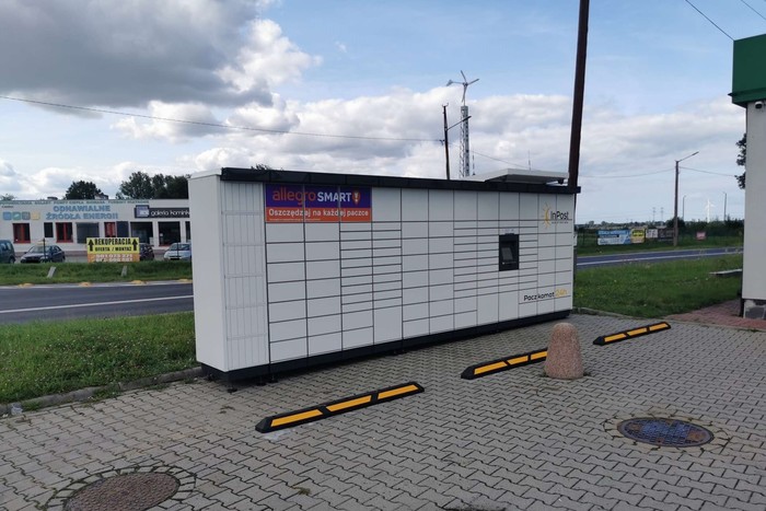 Paczkomat SZP05M na parkingu stacji paliw