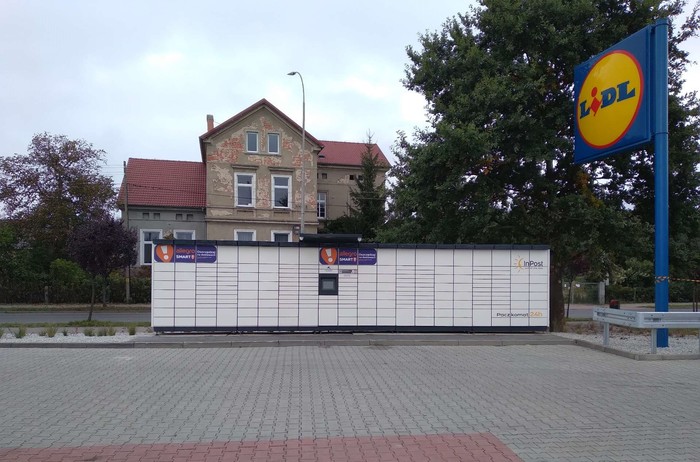 Parcel Locker SZP06M przy parkingu