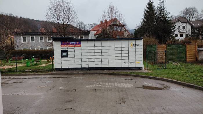 Paczkomat SZR01M Przy placu zabaw i myjni samoobsługowej samochodowej.