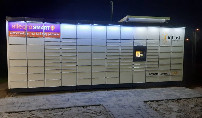 Paczkomat SZS02M Obok sklepu