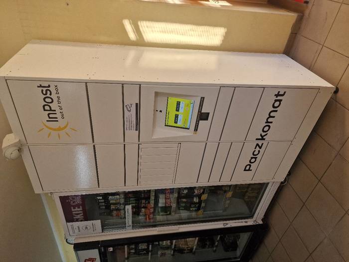 Parcel Locker SZT01HP wewnątrz sklepu spożywczego