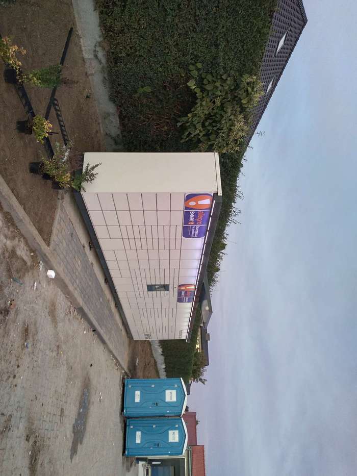 Paczkomat SZT01M przy parkingu Lidla