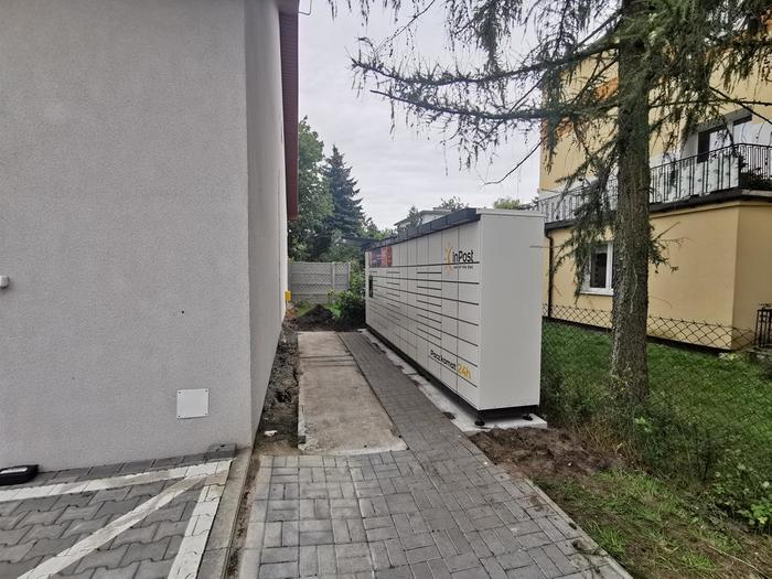 Paczkomat SZU01M Na tyłach sklepu Pepco