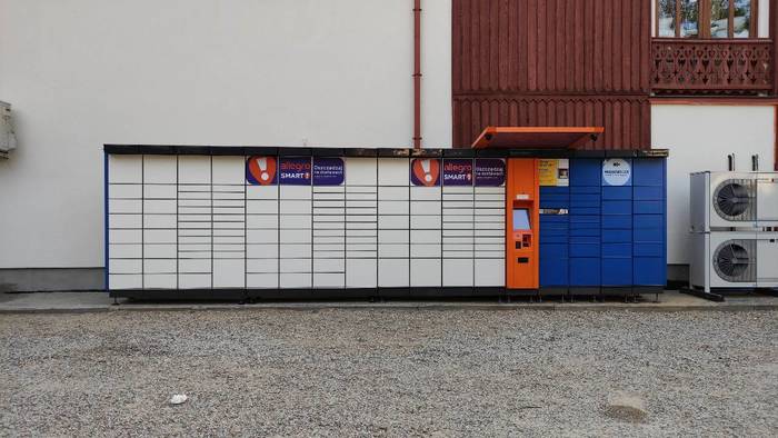Paczkomat SZW01A przy sklepie Delikatesy Centrum