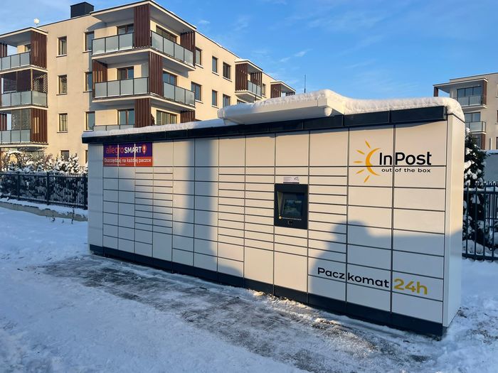 Paczkomat SZY07M Między budynkami Moniuszki 26 a 28