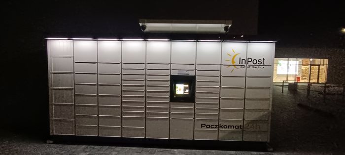 Paczkomat SZY09M Na szczytowej ścianie budynku Krakowska 75B