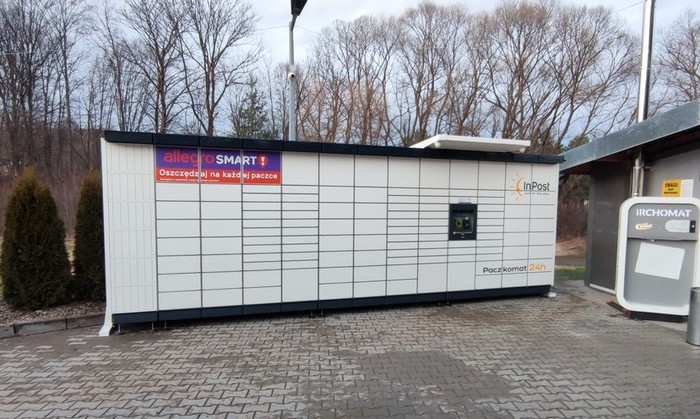 Paczkomat SZYM01M Na parkingu Myjni