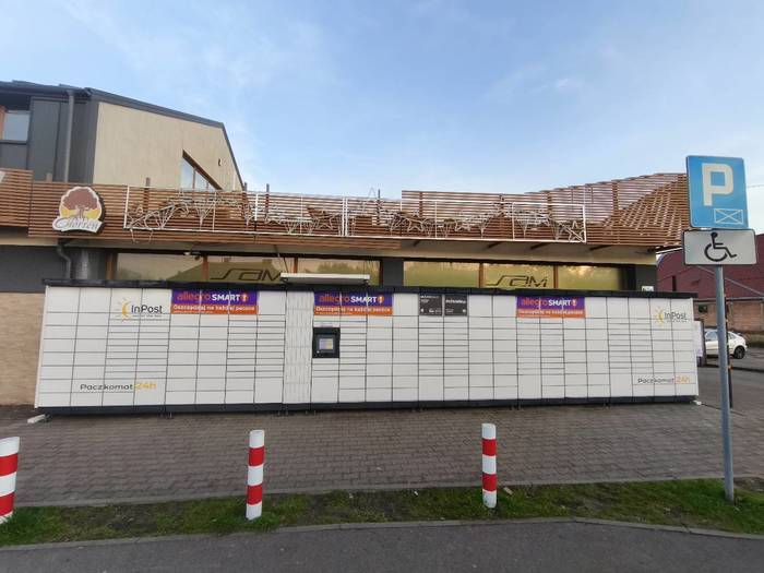 Paczkomat TAN01M Na ścianie frontowej sklepu