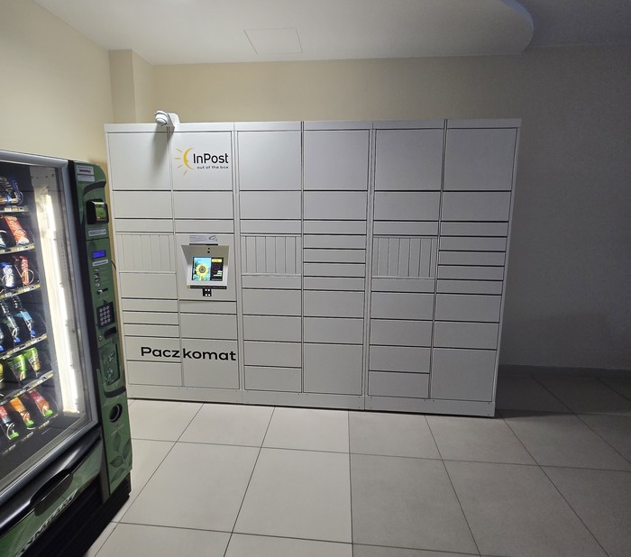 Parcel Locker TAR01HP Paczkomat znajduje się wewnątrz Izby Przyjęć