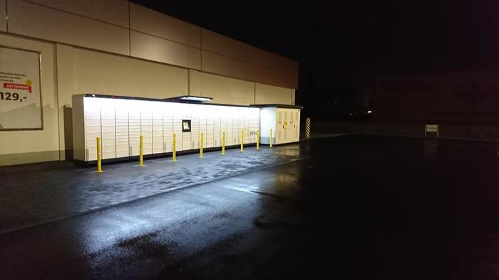 Поштомат TAR03M Parking z prawej strony od wejścia do sklepu Lidl