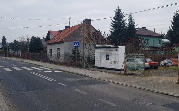 Paczkomat TAR07M Na posesji prywatnej na przeciwko salonu fryzjerskiego Avangarda