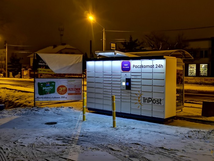 Поштомат TAR11N Na parkingu przy sklepie Delikatesy Centrum