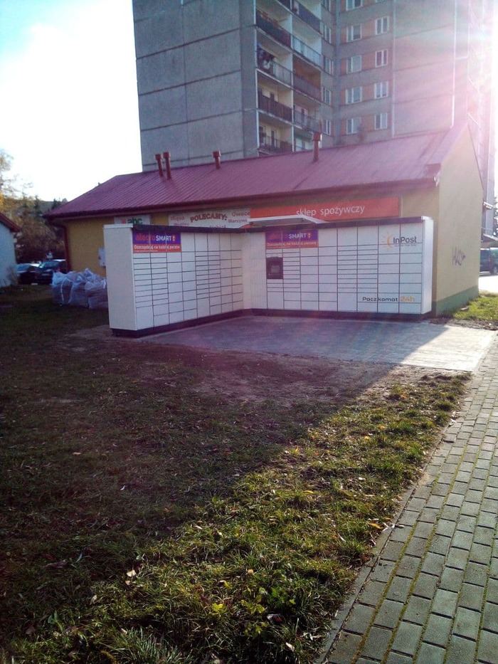 Поштомат TAR26M Z tyłu sklepu