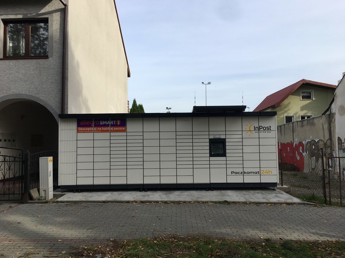 Paczkomat TAR34M Posesja obok budynku Jasna 27