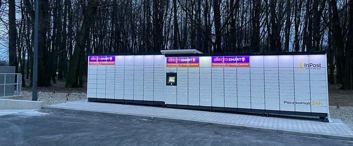 Paczkomat TAR35M Na parkingu przy sklepie Lidl