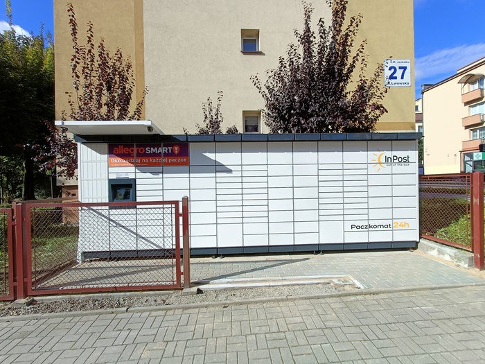 Paczkomat TAR45M Zlokalizowany przy bloku 27, od strony ulicy Siennej, naprzeciwko Bino Computers.