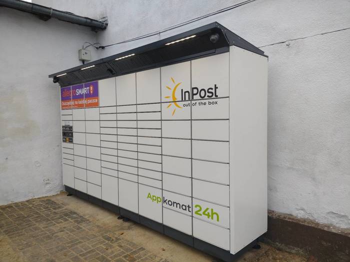 Paczkomat TAV01BAPP obok Baru Myśliwskiego