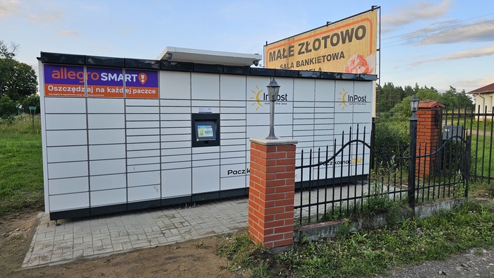 Paczkomat TBKM01M przy posesji prywatnej