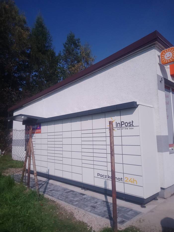 Paczkomat TBU01M Sklep Spożywczy " U Ryśka "  z boku budynku