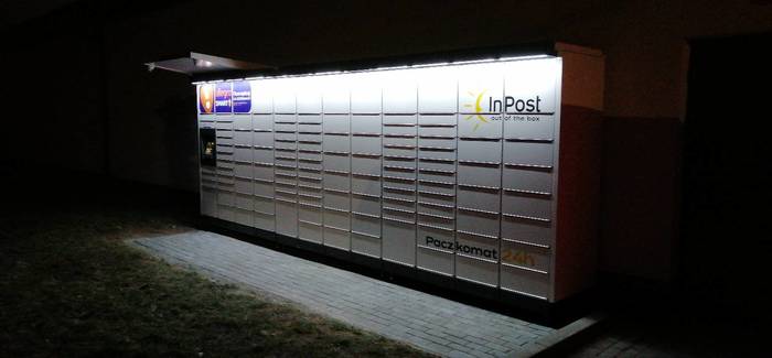 Paczkomat TBW01M Z lewej strony wejścia do delikatesów centrum