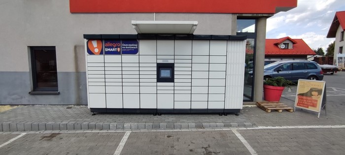 Paczkomat TCH02M Boczna Ściana Budynku
