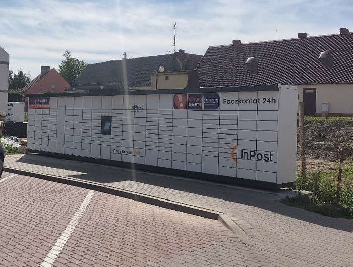 Paczkomat TCL02M Obok sklepu