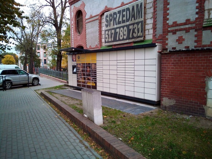Paczkomat TCZ06M przy wejsciu do budynku
