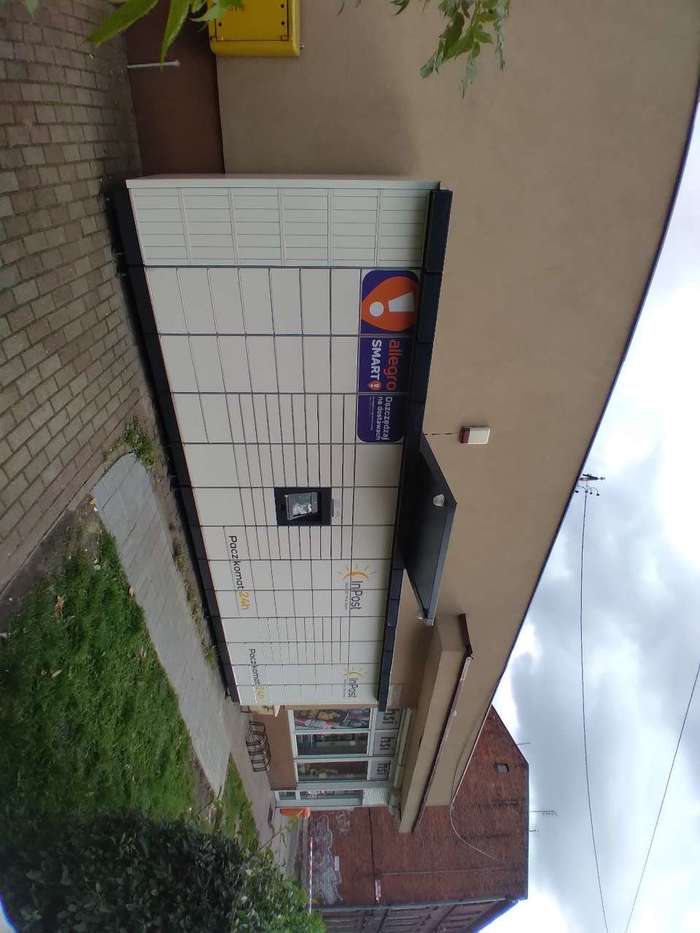 Paczkomat TCZ11M przy sklepie wielobranżowym