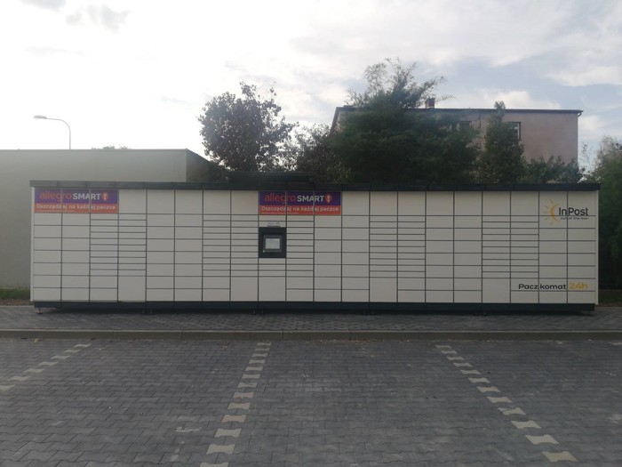 Paczkomat TCZ19M Na parkingu supermarketu Lidl