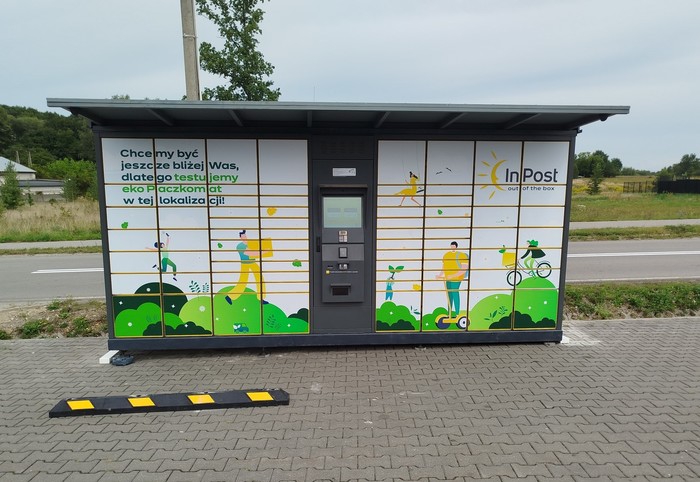 Paczkomat TCZW01G Na parkingu sklepu