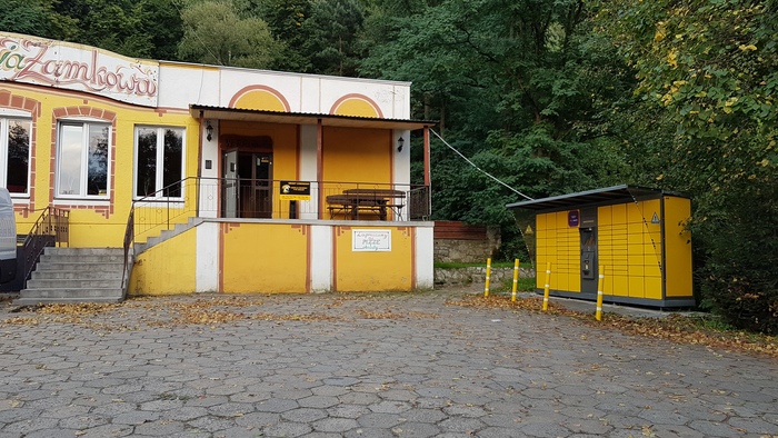 Paczkomat TEC01G Na parkingu po prawej stronie budynku restauracji Zamkowa Tenczynek