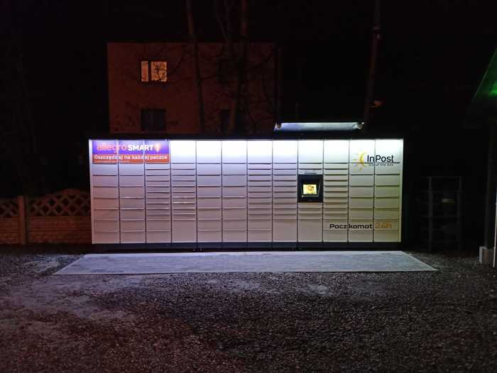 Parcel Locker TEN01M Na parkingu obok sklepu