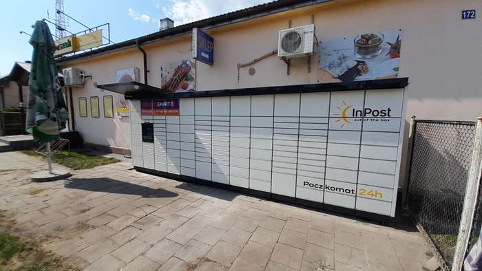 Paczkomat TER02M przed sklepem Groszek
