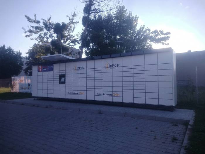 Paczkomat TGO16M Parking Rockets Center