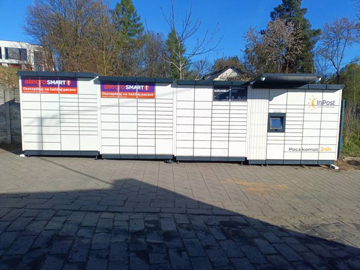 Paczkomat TGO23M Parking Stebis Transport Koparka