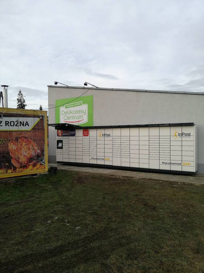 Paczkomat TGW01M Boczna ściana Delikatesów Centrum
